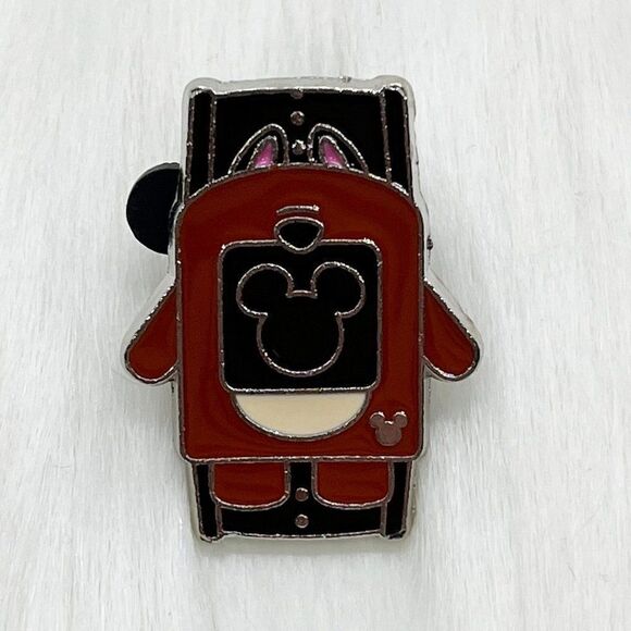 🔮 5/$25 Disney Chip 'n' Dale - Chip MagicBand Pin - Picture 1 of 3